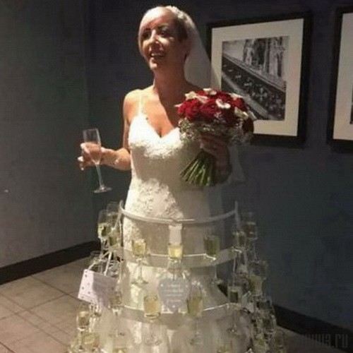 Невеста произвела фурор на свадьбе платьем с бокалами шампанского