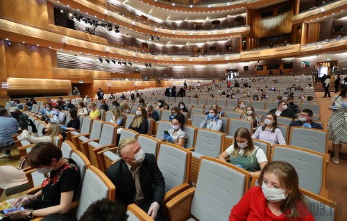 Власти просят театры избавиться от массовых сцен и хорового пения