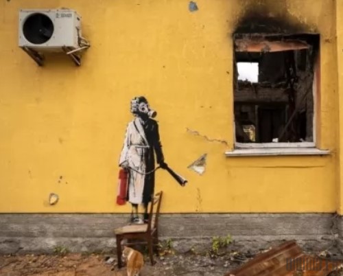 В Киевской области со стены похитили граффити Бэнкси