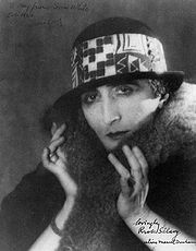 Фотография Марселя Дюшана в образе Rrose Sélavy (1921). Автор — Ман Рэй.