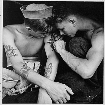 Американские моряки, украшенные типичными татуировками в стиле Моряка Джерри