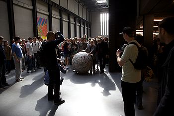 "Newspaper Sphere", 2009. Микеланджело Пистолетто вместе со своей женой Марией повторил в Лондоне акцию "Walking Sculpture", впервые представленную в 1966 на улицах Турина.