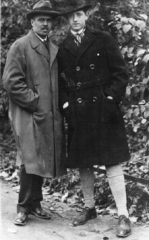 Василий Алексеевич Ватагин и его ученик Олег Цингер (справа) в Берлинском зоопарке. 1926 год.